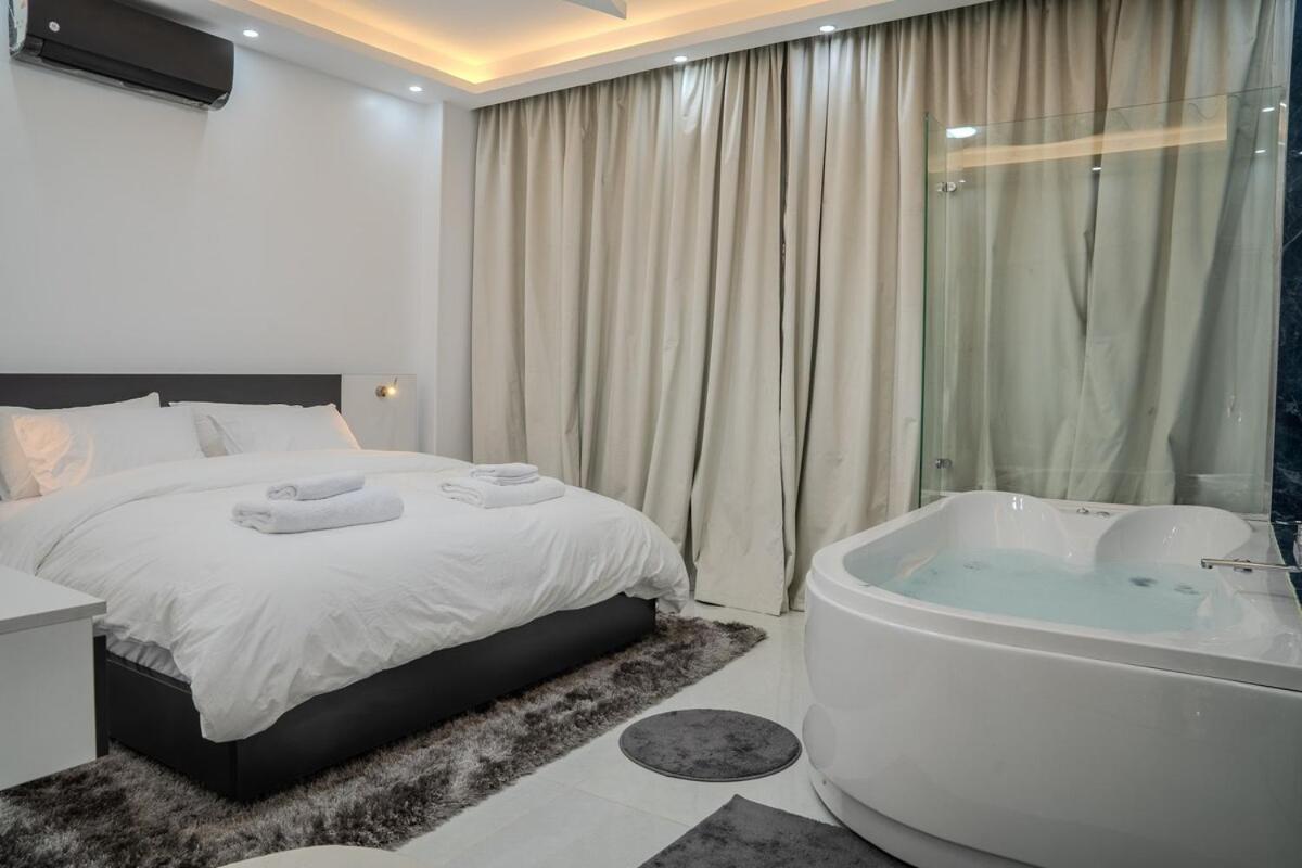 Luxury Jacuzzi With Auc View Apartment Cairo