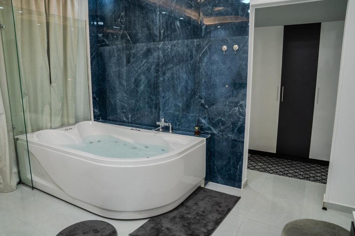 Luxury Jacuzzi With Auc View Apartment *